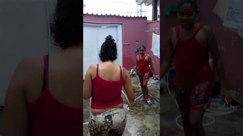 madrasta gostosa e safada|Garoto pega a mãe e a tia trepando no banheiro e mete rola na tia!